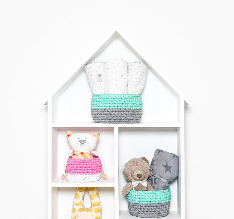 Картинка с вязанными игрушками